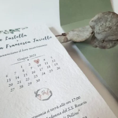 Partecipazione matrimonio verticale in carta seminabile con busta ecologica
