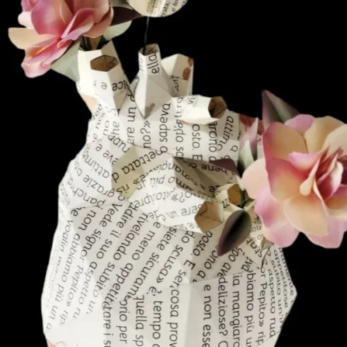 Scultura di cuore anatomico in carta da appendere a parete