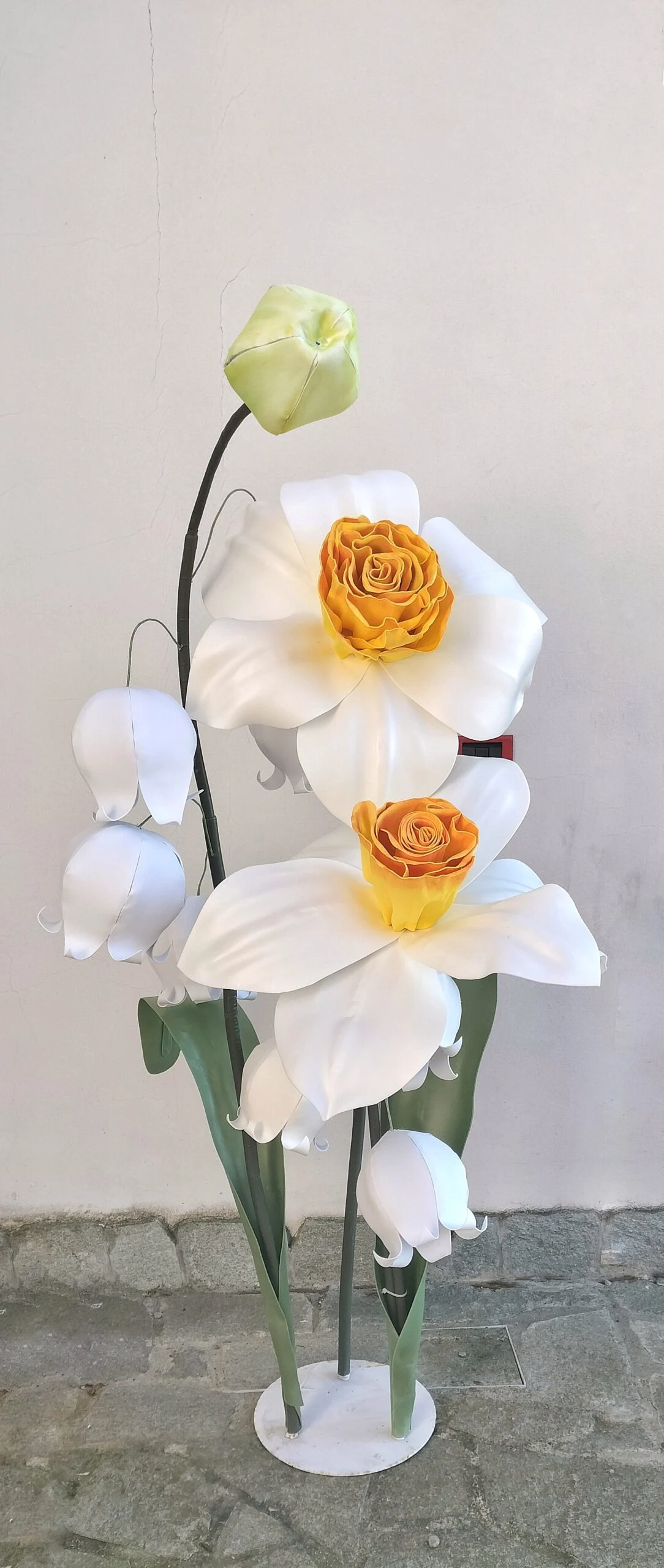 composizione narcisi e mughetti in gomma